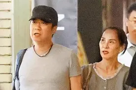 58岁曹启泰风趣依旧，娶大10岁妻子恩爱至今，不愧是姐弟恋鼻祖图片