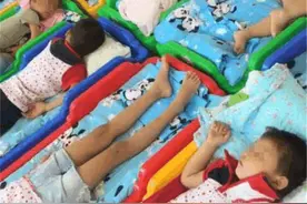 为什么孩子在幼儿园睡觉时，老师让他们“头脚相对”？有3点好处图片