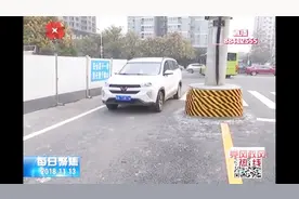 电线杆正竖马路中心，这样的“断头路”，算打通了吗？视频封面