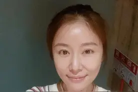 44岁林心如晒街拍，P图过度变僵硬网红脸，下手太狠柱子都P歪图片