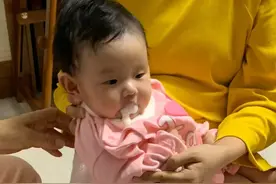 小宝宝爱吐奶，多是喂养方法不对，竖抱拍背是误区，教你正确应对图片