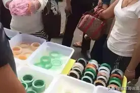 堵在小区门口，现场加工翡翠手镯，千万不要买，买了你就被坑了图片