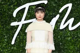 奶茶色的服装又火了，温柔淑女的气质很迷人，怎么穿都不显老图片