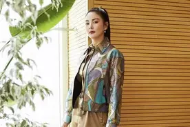 张雨绮真是气质女神，一件印花衬衫搭配短裤，身材凹凸有致图片