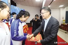 马大为院士回到母校社旗县一高“未来奖学金”再奖30名优秀学子图片