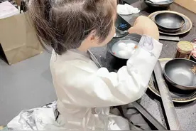 Baby罕晒娃！4岁小海绵穿古装扎小辫像女孩，疑在剧组带孩子图片
