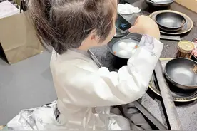 Baby罕晒娃！4岁小海绵穿古装扎小辫像女孩，疑在剧组带孩子图片
