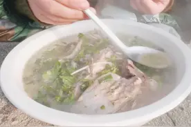 山东农村大集上的小酒摊，清水炖鱼25元3斤，老大爷大早就开喝图片