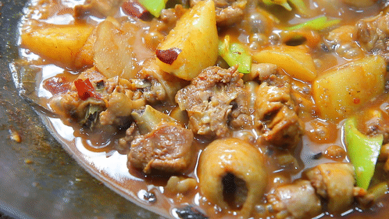 大盘鸡正宗做法，鸡肉麻辣嫩滑，土豆软糯甜润，再也不去饭店吃了