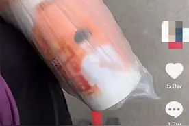 无知：儿子喝花生奶长大，女儿出生后喝奶茶，奇葩喂养太伤娃图片