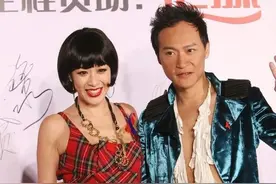 15年前的钟丽缇有多美，穿格纹连衣裙，也不忘秀身材曲线图片