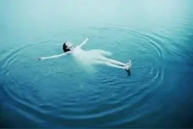 妻子在家幽会，出差丈夫提前归来图片