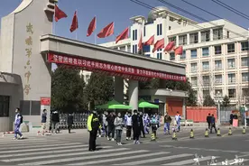 学生们放学后陆续走出校门图片