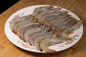 炸大虾，有人用面粉有人直接炸？都不对！教你正确做法，酥脆解馋图片