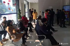 在银行，柜台为啥不全开，非让储户排长队？员工说出背后“猫腻”图片