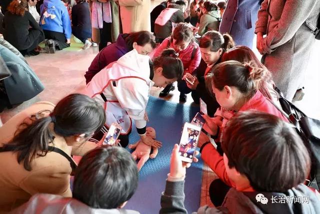 雪芳医院讲师团走进太行家政  开展知识技能培训