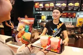 吃麦当劳时，餐盘上为什么总铺一张纸？服务员：不懂装懂的人真多图片
