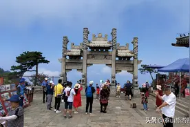 泰安市内有一座道观，是泰山碧霞元君下庙，为何建在蒿里山东面？图片