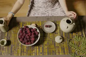 杨梅与白酒的“邂逅” 经时间沉淀后竟成了养颜特饮视频封面