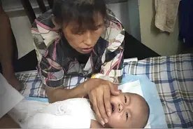 一岁女娃爬出背篓掉进开水锅，被严重烫伤命在旦夕，奶奶懊悔不已图片