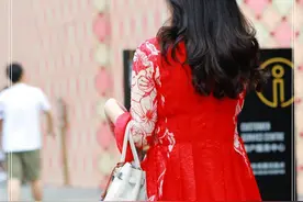 时尚街拍：姿色天然的小姐姐，穿暗红色的裙子，搭配卷发好亮眼图片