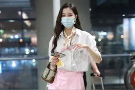 衬衫要像宋妍霏这样穿，系条丝带超有女人味，配条粉色裤子又减龄图片