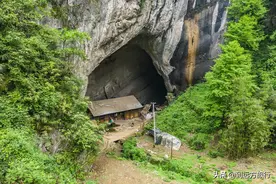 贵州大山藏着一山洞，一户人家五代人住，喝洞顶滴下来的山泉水图片