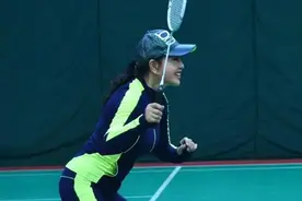 刘晓庆晒打羽毛球照，65岁身材不输小姑娘，获世界冠军鲍春来陪练图片