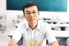 济南这位“宝藏”物理老师火了！让11位男生表演“波”的形成、他的课“20万+”围观图片