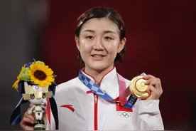 陈梦腹肌火出圈，樊振东尴尬了，网友调侃：小胖，还吃鸡蛋灌饼不图片