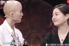 女孩光头20年，闺蜜自断秀发为她做假发，戴上假发那刻令人窒息图片