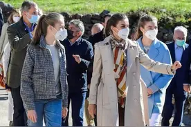 西班牙莱后母女三人首穿秋冬装！二公主蓝大衣太美，大公主显老气图片
