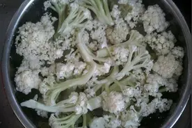 清炒菜花有两种不同的做法，学会后菜花更入味，端上饭桌抢着吃图片