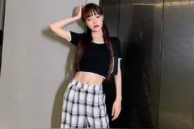 李小璐多套新写真曝光蛮腰抢眼 下衣失踪大秀美腿图片