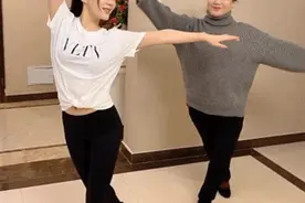 袁姗姗宅家陪妈妈一起跳广场舞，网友：舞蹈黑洞这次居然不黑了图片