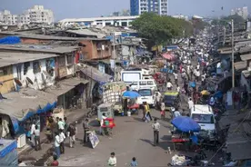 印度阿姨用牛粪当车漆，称40度不开空调也不热，网友：鼻子还好吗图片