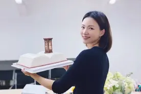 知识女性格外有魅力，董卿黑色针织衫配波点裙庆生，47岁好优雅图片