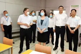 李婧李九红检查高考准备工作图片