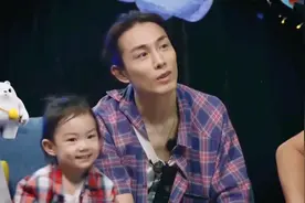 李承铉这是带了个“小戚薇”啊，父女装太可爱了，谁能不喜欢呢图片