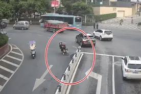 2人共骑一辆电单车下坡 拐弯时撞上隔离护栏 一人被甩飞图片