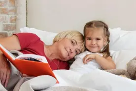 不管孩子多小，都不要和老人一起睡！有科学依据要知道，别弄错图片