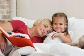 不管孩子多小，都不要和老人一起睡！有科学依据要知道，别弄错图片