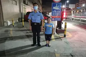 深圳小萌娃凌晨3点马路上闲逛，只因嘴馋想吃糖图片
