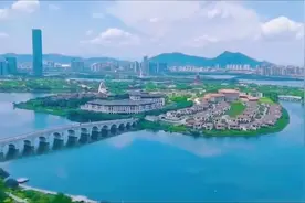 一个海岛上发现上百栋烂尾别墅，全部荒废无人居住，太可惜了图片