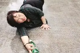 临颍：曾经为博眼球跳入百亩湖瀑布水里的女子，又在雨中满地打滚图片
