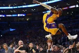 NBA巨星科比-布莱恩特球场上救球瞬间，每一刻都能让球迷觉得心疼图片