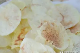 薯片的两种简单做法，无须油炸，营养香脆，不错的居家休闲美食图片