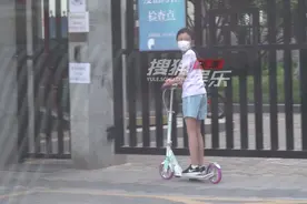 独家：夏雨带女儿逛街！10岁夏哈哈身高已过爸爸肩图片