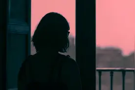 故事：丈夫夜夜晚归不让她过问，抽屉翻出一支录音笔，她慌忙报警图片