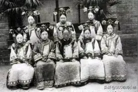 民国罕见夫妻照：一妻十二妾图片